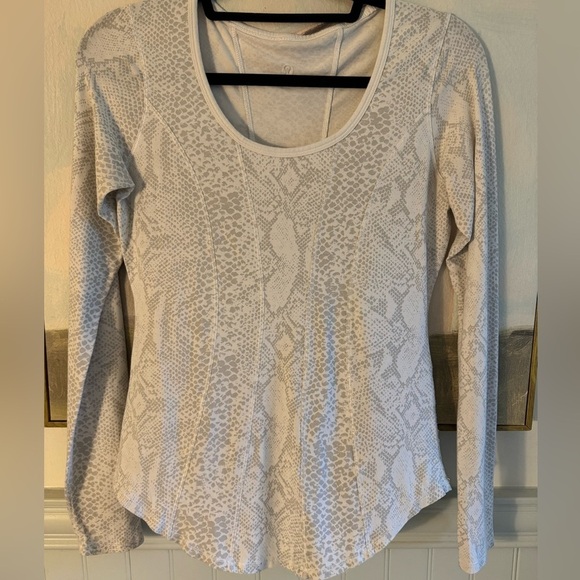 LULULEMON Between The Lines Gray And White Snakeskin Long Sleeve Tee Size 6 - Picture 3 of 8